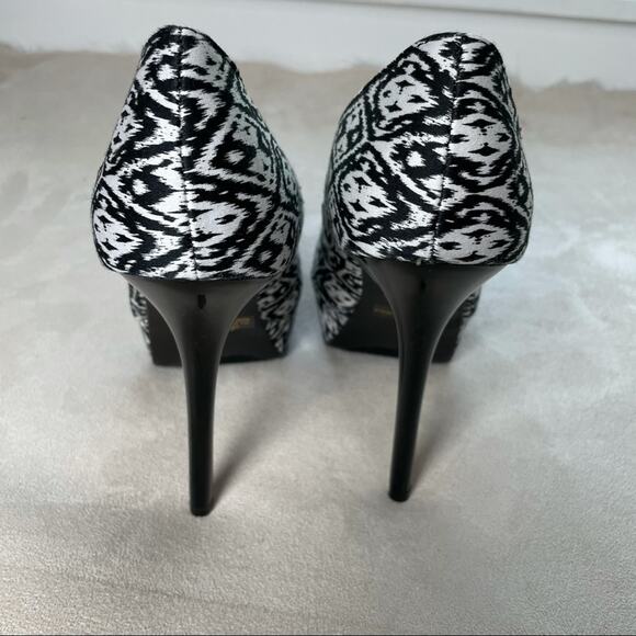 Qupid NWOB Ikat Print Black White Stiletto Platform Heels Size 7 Closed Toe - Picture 5 of 7
